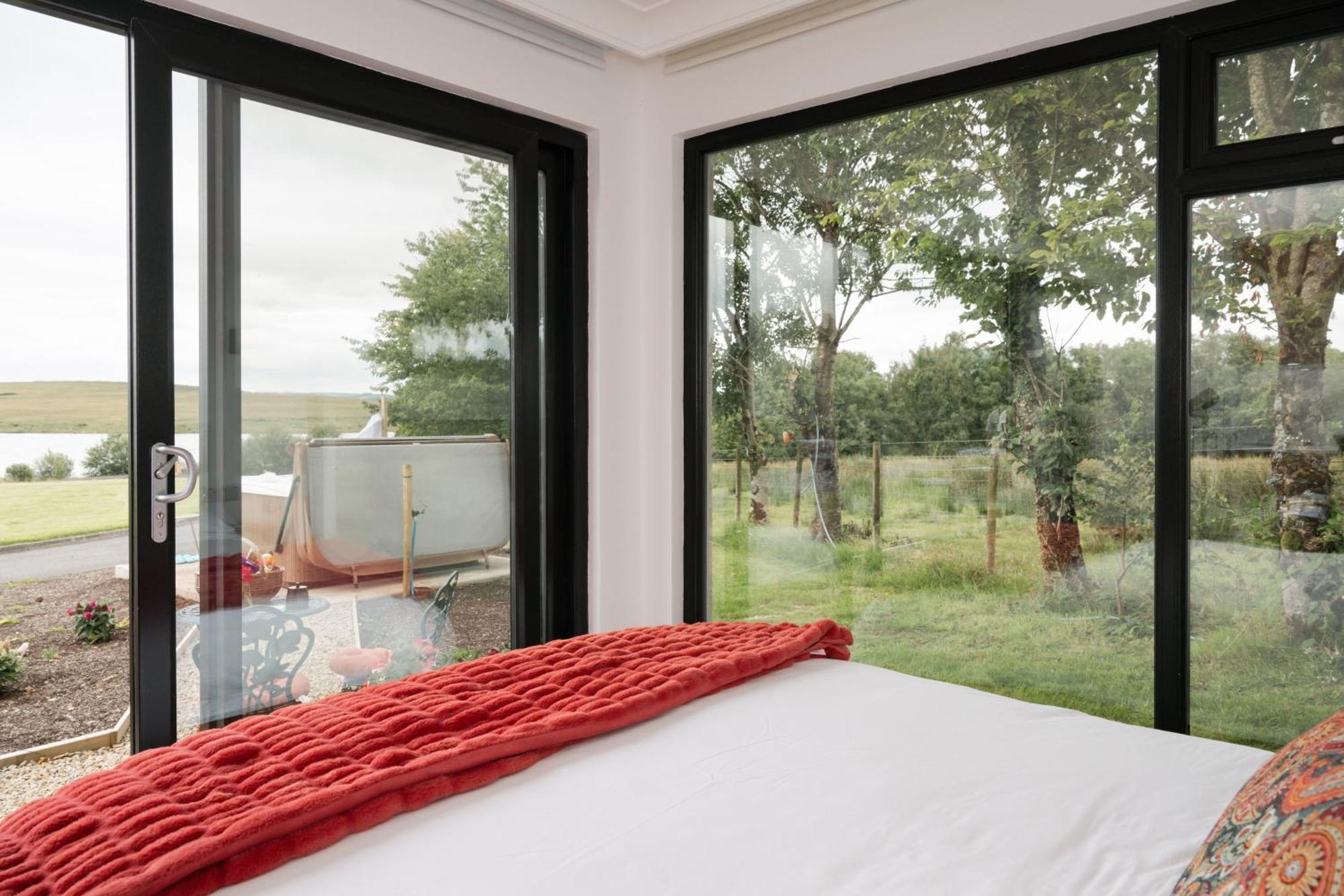 Lakescape - Waterfront Self- Catering Cabins Эннискиллен Экстерьер фото